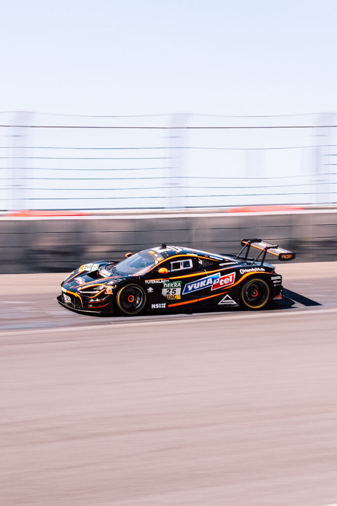 Der schwarze McLaren GT3 mit Startnummer 25 fährt auf einer Rennstrecke.