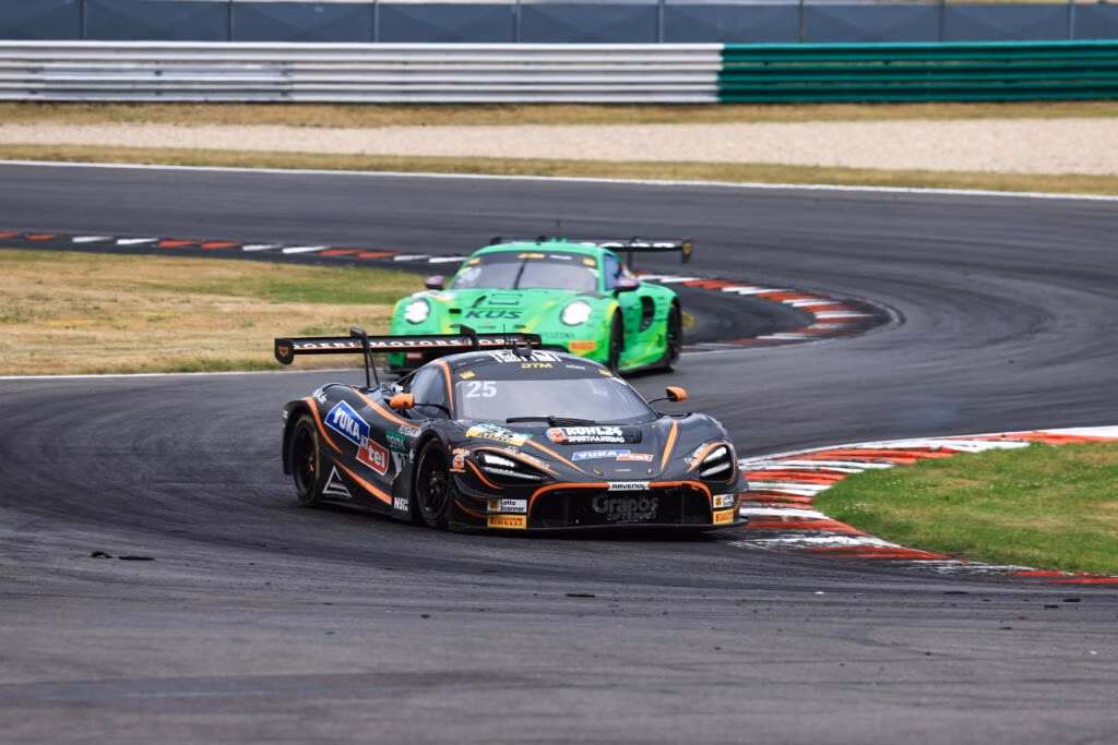 Ben Dörr im schwarzen McLaren mit Startnummer 25 vor einem grünen Rennwagen.