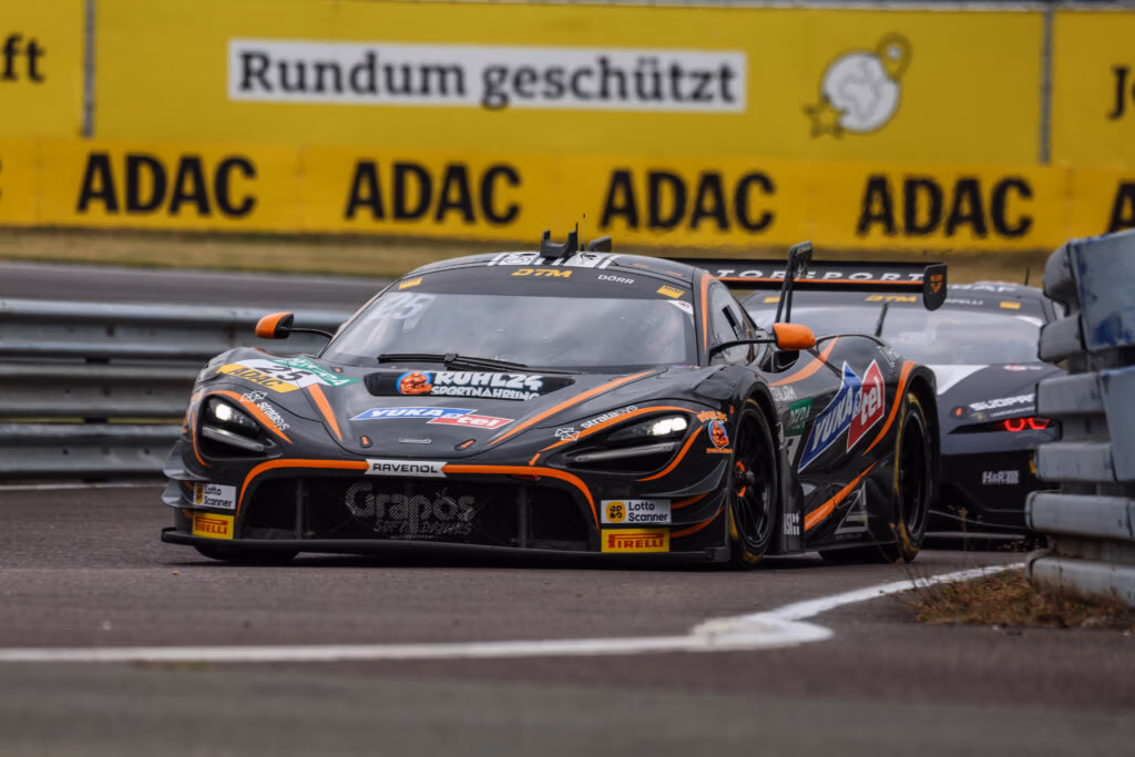 Ben Dörrs schwarzer McLaren GT3 mit Startnummer 25 fährt auf einer Rennstrecke.