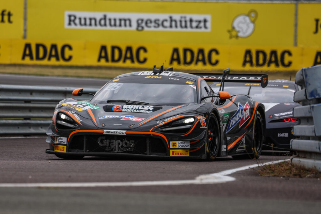 Ben Dörrs schwarzer McLaren GT3 mit Startnummer 25 fährt auf einer Rennstrecke.